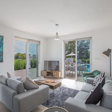 Schoene- Topmoderne Ferienvilla Auf Zypern By Interhome * プロタラス